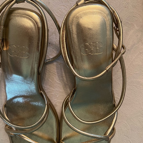 Gianni Bini NEW Gold Strappy Sandals Modern Design - Picture 4 of 9